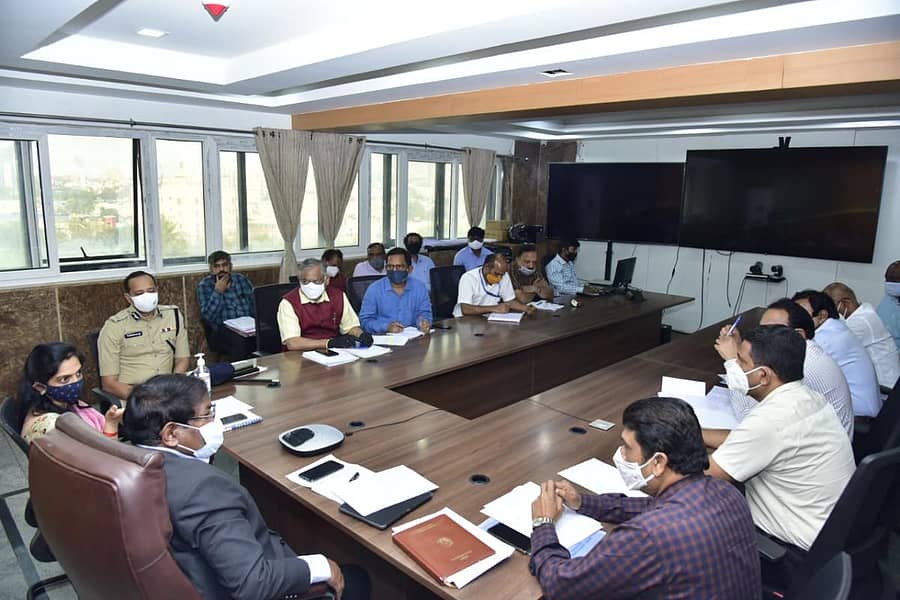 ಅಧಿಕಾರಿಗಳ ಜತೆ ಸಭೆ ನಡೆಸಿದ ಬಿಬಿಎಂಪಿ ಆಯುಕ್ತ ಎನ್. ಮಂಜುನಾಥಪ್ರಸಾದ್