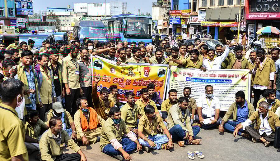 ವಿವಿಧ ಬೇಡಿಕೆಗಳನ್ನು ಈಡೇರಿಸಬೇಕು ಎಂದು ಆಗ್ರಹಿಸಿ ಗುರುವಾರ ಹುಬ್ಬಳ್ಳಿಯಲ್ಲಿ ದಿ. ಲಕ್ಷ್ಮಣ ಹಿರೇಕೆರೂರ ಆಟೊ ಚಾಲಕರ ಸಂಘದ ಪದಾಧಿಕಾರಿಗಳು ಕಿತ್ತೂರು ರಾಣಿ ಚನ್ನಮ್ಮ ವೃತ್ತದಲ್ಲಿ ಘೋಷಣೆಗಳನ್ನು ಕೂಗಿದರು
