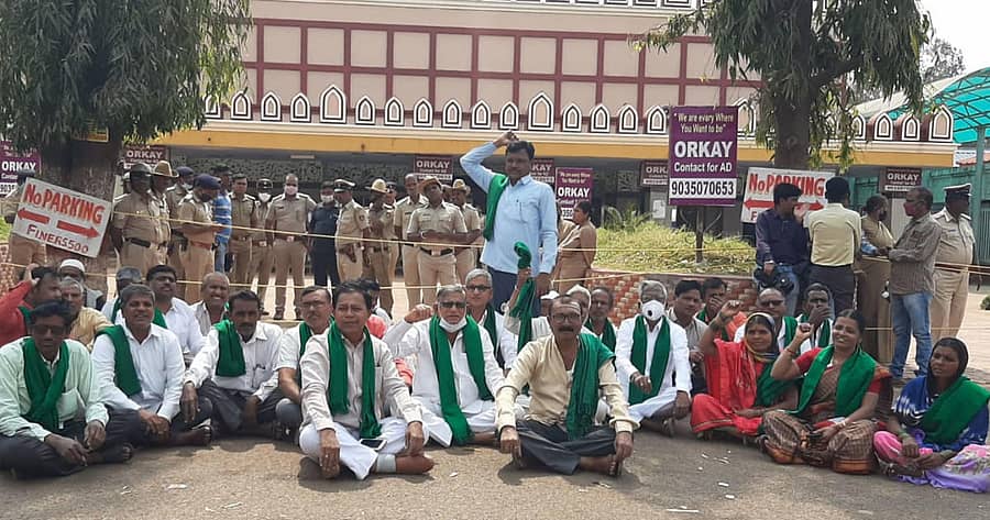 ಬೀದರ್ನ ರೈಲು ನಿಲ್ದಾಣದ ಆವರಣದಲ್ಲಿ ಕರ್ನಾಟಕ ರಾಜ್ಯ ರೈತ ಸಂಘ ಹಾಗೂ ಹಸಿರು ಸೇನೆಯ ಕಾರ್ಯಕರ್ತರು ಗುರುವಾರ ಧರಣಿ ನಡೆಸಿದರು