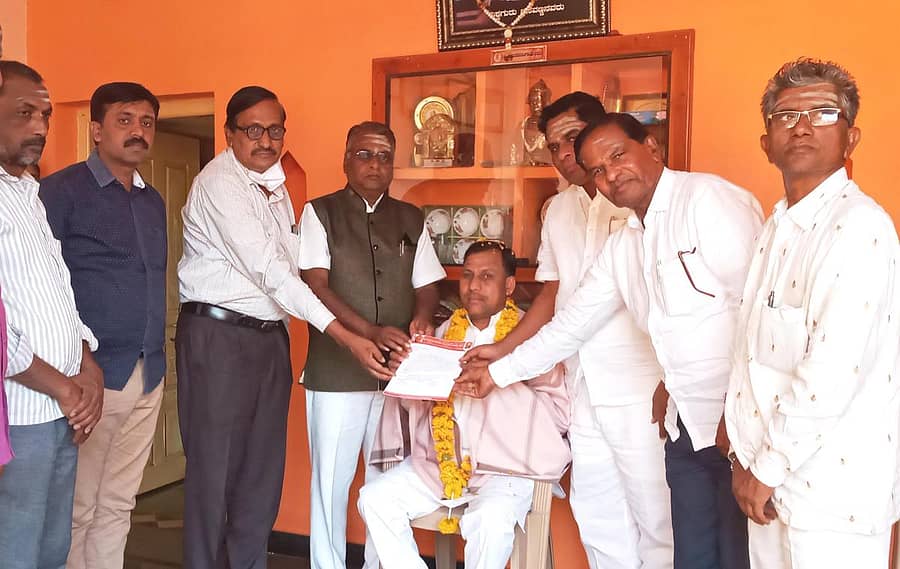 ಪುಟ್ಟರಾಜ ಪ್ರಶಸ್ತಿಗೆ ಆಯ್ಕೆಯಾದ ಹುಮನಾಬಾದ್ ತಾಲ್ಲೂಕಿನ ಚೀನಕೇರಾ ಗ್ರಾಮದ ಶಿವಸ್ವಾಮಿ ಅವರಿಗೆ ಗಾನಯೋಗಿ ಪಂಚಾಕ್ಷರ ಗವಾಯಿ ಸೇವಾ ಸಂಘದ ಪದಾಧಿಕಾರಿಗಳು ಪ್ರಶಸ್ತಿ ಪ್ರದಾನ ಸಮಾರಂಭಕ್ಕೆ ಆಹ್ವಾನ ನೀಡಿದರು