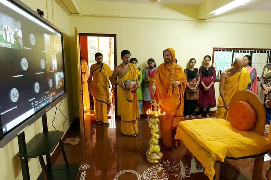 ಗೋಕರ್ಣದ ವಿಷ್ಣುಗುಪ್ತ ವಿಶ್ವವಿದ್ಯಾಪೀಠವು ಆರಂಭಿಸಿರುವ ಆನ್ಲೈನ್ ತರಬೇತಿ ಕಾರ್ಯಕ್ರಮವನ್ನು ರಾಘವೇಶ್ವರ ಭಾರತಿ ಸ್ವಾಮೀಜಿ ಗುರುವಾರ ಉದ್ಘಾಟಿಸಿದರು