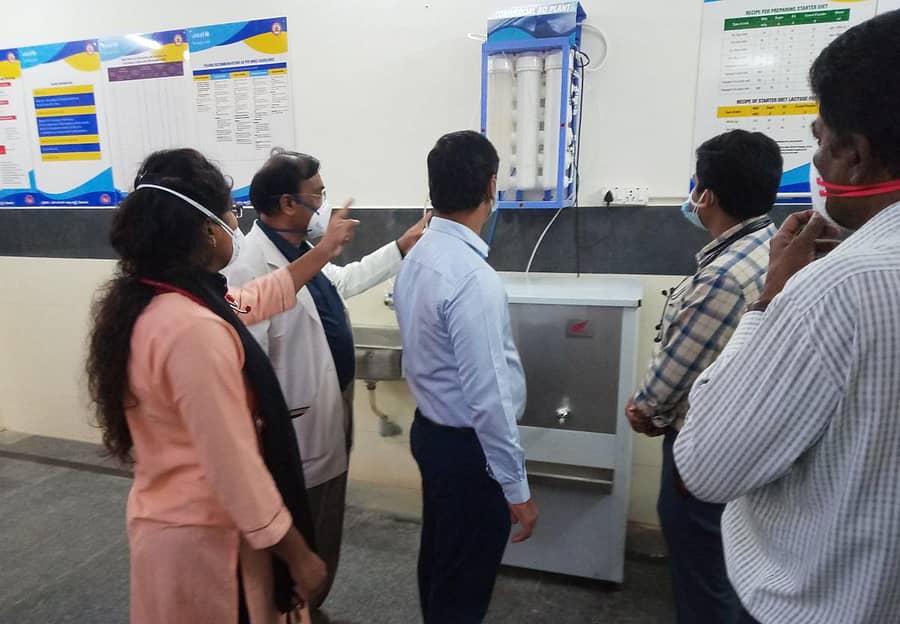 ಜಿಲ್ಲಾಧಿಕಾರಿ ಡಾ.ಆರ್.ಸೆಲ್ವಮಣಿ ಕೋಲಾರದ ಎಸ್ಎನ್ಆರ್ ಜಿಲ್ಲಾ ಆಸ್ಪತ್ರೆಗೆ ಗುರುವಾರ ದಿಢೀರ್ ಭೇಟಿ ನೀಡಿ ಪರಿಶೀಲನೆ ನಡೆಸಿದರು.