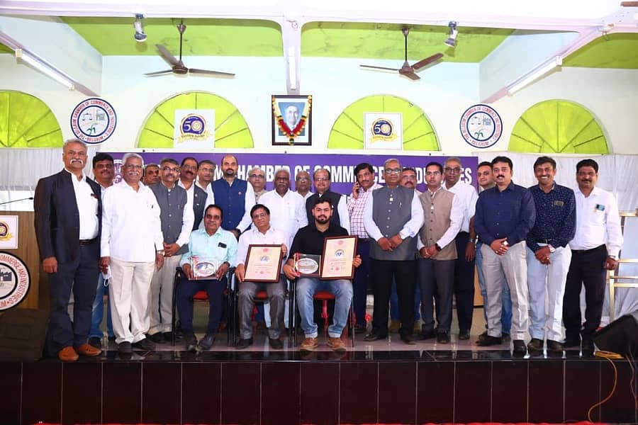 ಬೆಳಗಾವಿಯ ವಾಣಿಜ್ಯೋದ್ಯಮ ಸಂಸ್ಥೆಯಿಂದ ಗುರುವಾರ ನಡೆದ ಸಮಾರಂಭದಲ್ಲಿ ಸಾಧಕರಿಗೆ ವಾರ್ಷಿಕ ಪ್ರಶಸ್ತಿ ಪ್ರದಾನ ಮಾಡಲಾಯಿತು