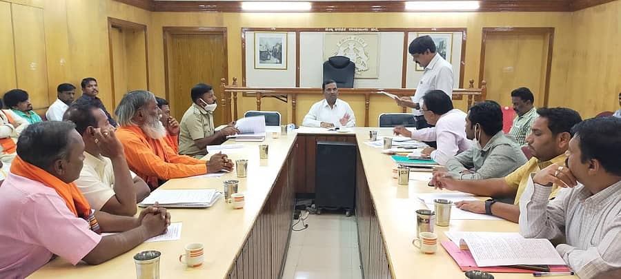 ರಾಯಚೂರು ಜಿಲ್ಲಾಧಿಕಾರಿ ಕಚೇರಿ ಸಭಾಂಗಣದಲ್ಲಿ ಹೆಚ್ಚುವರಿ ಜಿಲ್ಲಾಧಿಕಾರಿ ಕೆ.ಆರ್.ದುರುಗೇಶ ಅವರ ಅಧ್ಯಕ್ಷತೆಯಲ್ಲಿ ಗುರುವಾರ ನಡೆದ ಜಿಲ್ಲಾ ಪ್ರಾಣಿ ದಯಾ ಸಂಘದ ಕಾರ್ಯಕಾರಿ ಸಮಿತಿ ಸಭೆಯಲ್ಲಿ ಪಶುಪಾಲನಾ ಮತ್ತು ಮಶುವೈದ್ಯ ಸೇವಾ ಇಲಾಖೆಯ ಉಪ ನಿರ್ದೇಶಕ ಡಾ.ಶಿವಣ್ಣ ಮಾಹಿತಿ ನೀಡಿದರು