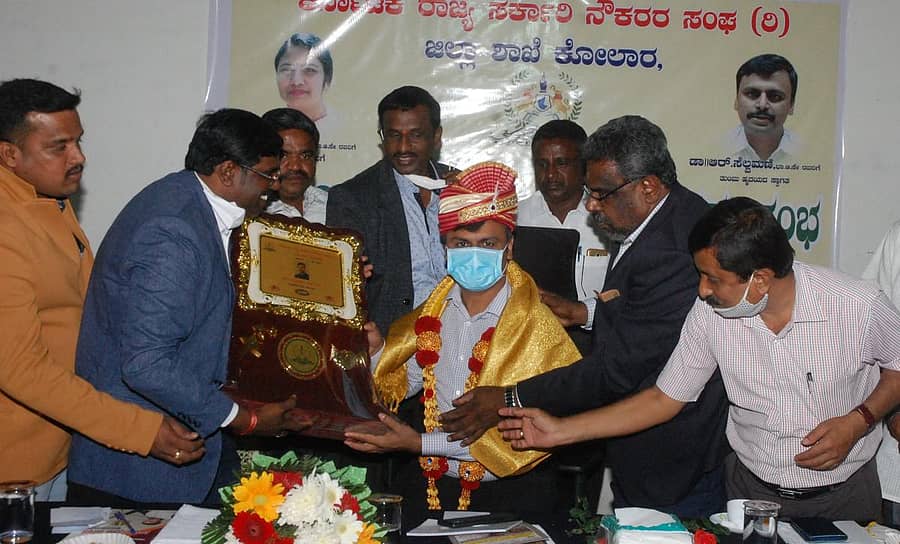 ಜಿಲ್ಲಾ ಸರ್ಕಾರಿ ನೌಕರರ ಸಂಘವು ಕೋಲಾರದಲ್ಲಿ ಗುರುವಾರ ಹಮ್ಮಿಕೊಂಡಿದ್ದ ಅಭಿನಂದನಾ ಕಾರ್ಯಕ್ರಮದಲ್ಲಿ ನೂತನ ಜಿಲ್ಲಾಧಿಕಾರಿ ಡಾ.ಆರ್.ಸೆಲ್ವಮಣಿ ಅವರನ್ನು ಸನ್ಮಾನಿಸಲಾಯಿತು.