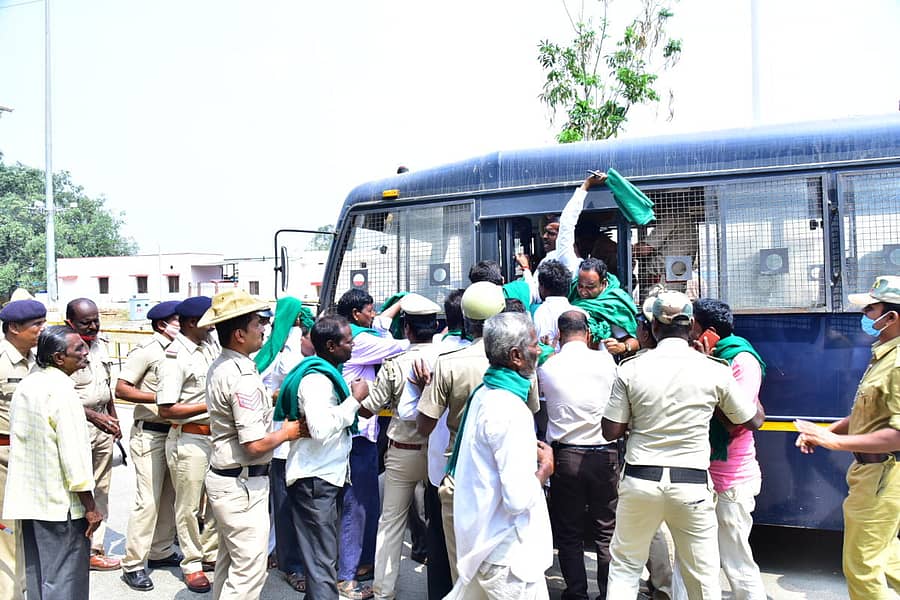 ಹಾವೇರಿ ರೈಲ್ವೆ ಸ್ಟೇಷನ್ ಮುಂಭಾಗ ಗುರುವಾರ ‘ರೈಲು ತಡೆ ಚಳವಳಿ’ ನಡೆಸಲು ಮುಂದಾದ ರೈತರನ್ನು ಪೊಲೀಸರು ವಶಕ್ಕೆ ಪಡೆದರು