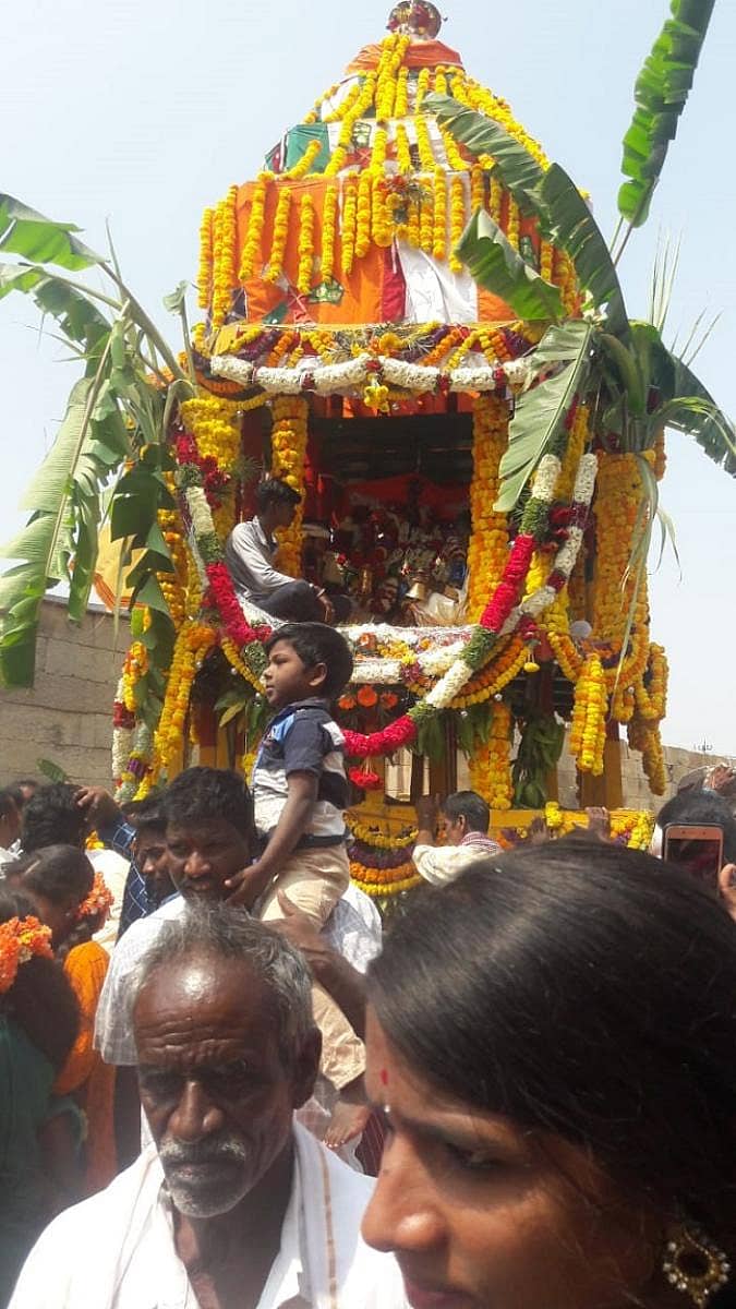 ಮುಳಬಾಗಿಲು ತಾಲ್ಲೂಕಿನ ವಿರೂಪಾಕ್ಷಿ ಗ್ರಾಮದಲ್ಲಿ ಕಾಮಾಕ್ಷಿದೇವಿ ಸಮೇತ ವಿರೂಪಾಕ್ಷೇಶ್ವರ ಸ್ವಾಮಿ ಬ್ರಹ್ಮ ರಥೋತ್ಸವ ನಡೆಯಿತು