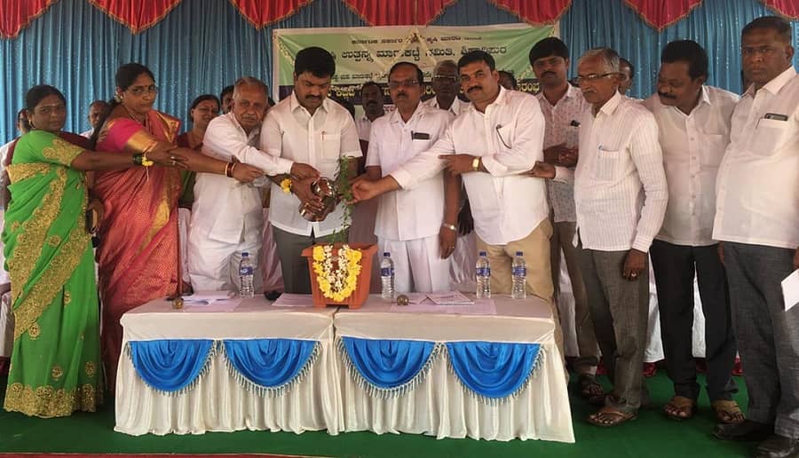 ಶಿರಾಳಕೊಪ್ಪದಲ್ಲಿ ಗುರುವಾರ ರೈತಭವನ ಭೂಮಿಪೂಜೆ ಸಮಾರಂಭವನ್ನು ಸಂಸದ ಬಿ.ವೈ. ರಾಘವೇಂದ್ರ ಉದ್ಘಾಟಿಸಿದರು