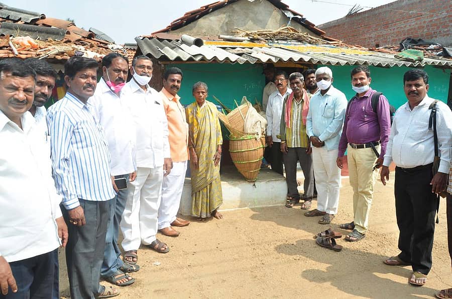ನಂಜನಗೂಡಿನ ಚಾಮಲಾಪುರದ ಹುಂಡಿಯ ಉಪ್ಪಾರ ಕೇರಿಗಳಿಗೆ ಗುರುವಾರ ಹಂಪಿ ವಿಶ್ವವಿದ್ಯಾನಿಲಯದ ಸಮಾಜಶಾಸ್ತ್ರ ಅಧ್ಯಯನ ವಿಭಾಗದ ಪ್ರೊ.ಕೆ.ಎಂ. ಮೇತ್ರಿ ನೇತೃತ್ವದ ತಂಡ ಭೇಟಿ ನೀಡಿ ಸ್ಥಿತಿಗತಿಗಳ ಅಧ್ಯಯನ ನಡೆಸಿತು