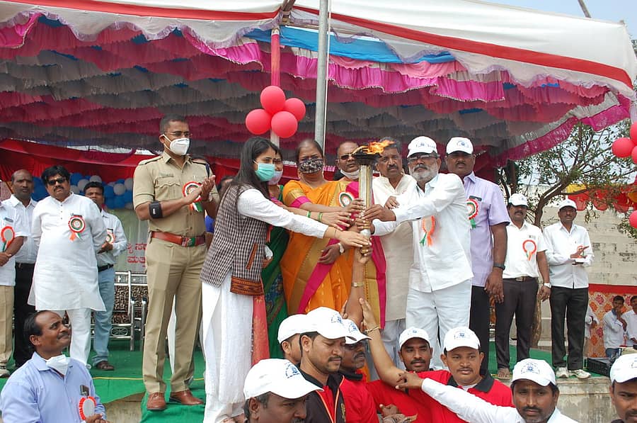 ಯಾದಗಿರಿಯ ಜಿಲ್ಲಾ ಕ್ರೀಡಾಂಗಣದಲ್ಲಿ ಸರ್ಕಾರಿ ನೌಕರರ ಜಿಲ್ಲಾಮಟ್ಟದ ಕ್ರೀಡಾಕೂಟದಲ್ಲಿ ಕ್ರೀಡಾಜ್ಯೋತಿ ಸ್ವೀಕರಿಸಿದ ಗಣ್ಯರು