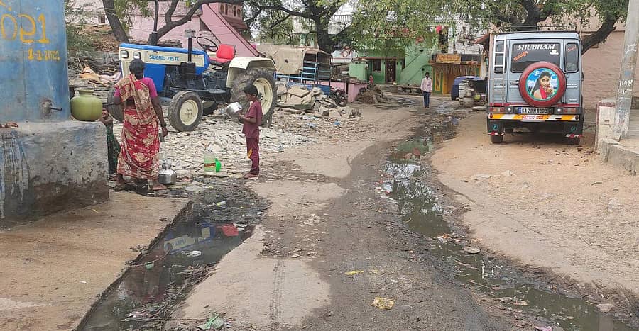 ಶಹಾಪುರದ ಶಿರವಾಳದಲ್ಲಿ ರಸ್ತೆಯ ಮೇಲೆ ಹರಿಯುತ್ತಿರುವ ಚರಂಡಿ ನೀರು