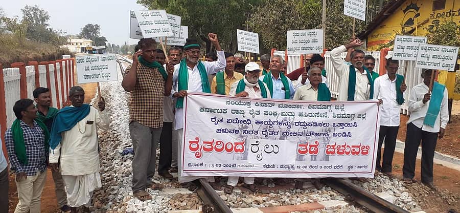 ಸಾಗರದಲ್ಲಿ ಗುರುವಾರ ಕೃಷಿ ಕಾಯ್ದೆ ರದ್ದುಗೊಳಿಸುವಂತೆ ಒತ್ತಾಯಿಸಿ ರೈತ ಸಂಘ, ಹಸಿರು ಸೇನೆ, ಸಂಯುಕ್ತ ಕಿಸಾನ್ ಮೋರ್ಚಾದಿಂದ ಪ್ರತಿಭಟನೆ ನಡೆಸಲಾಯಿತು