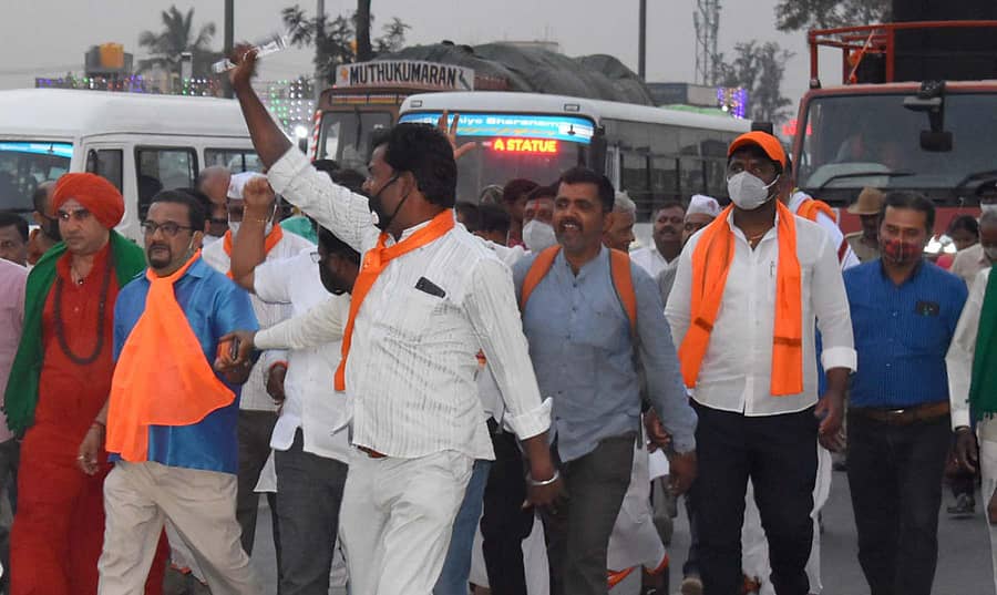 ಕೂಡಲ ಸಂಗಮದ ಬಸವ ಜಯಮೃತ್ಯುಂಜಯ ಸ್ವಾಮೀಜಿ ಹಾಗೂ ಹೋರಾಟ ಸಮಿತಿಯವರು ಮಾದನಾಯಕನಹಳ್ಳಿ ಗ್ರಾಮದಿಂದ ಗುರುವಾರ ಸಂಜೆ ಪಾದಯಾತ್ರೆ ಮುಂದುವರೆಸಿದರು.
