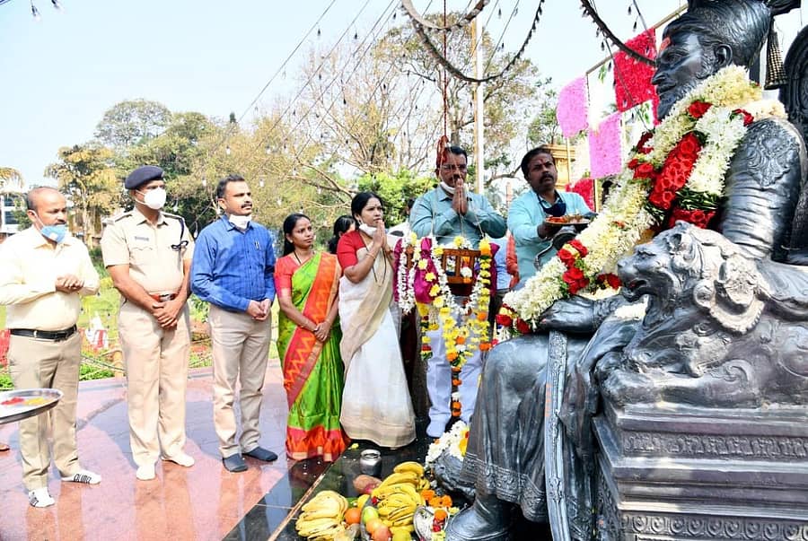 ಬೆಳಗಾವಿಯಲ್ಲಿ ಜಿಲ್ಲಾಡಳಿತದಿಂದ ಶುಕ್ರವಾರ ಆಯೋಜಿಸಿದ್ದ ಛತ್ರಪತಿ ಶಿವಾಜಿ ಜಯಂತಿ ಆಚರಣೆ ಅಂಗವಾಗಿ ಶಾಸಕರಾದ ಅಭಯ ಪಾಟೀಲ ಮತ್ತು ಅನಿಲ ಬೆನಕೆ ಹಾಗೂ ಜಿಲ್ಲಾ ಪಂಚಾಯ್ತಿ ಅಧ್ಯಕ್ಷೆ ಪ್ರತಿಮೆಗೆ ಪೂಜೆ ಸಲ್ಲಿಸಿದರು