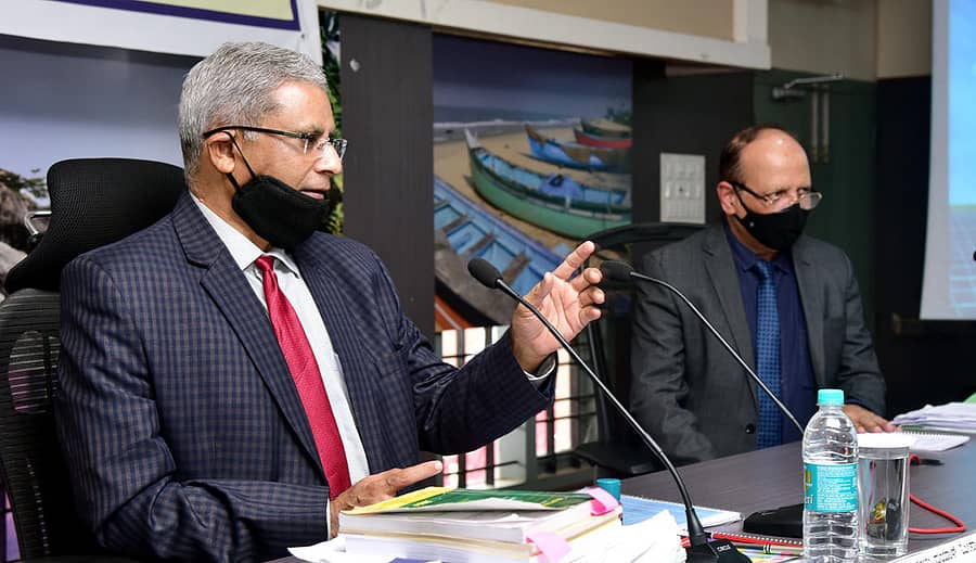 ಮಂಗಳೂರಿನಲ್ಲಿ ಶುಕ್ರವಾರ ನಡೆದ ಸಾರ್ವಜನಿಕರ ಅಭಿಪ್ರಾಯ ಸಂಗ್ರಹ ಸಭೆಯಲ್ಲಿ ಕರ್ನಾಟಕ ವಿದ್ಯುತ್ ನಿಯಂತ್ರಣ ಆಯೋಗದ ಅಧ್ಯಕ್ಷ ಶಂಭು ದಯಾಳ್ ಮಾತನಾಡಿದರು.