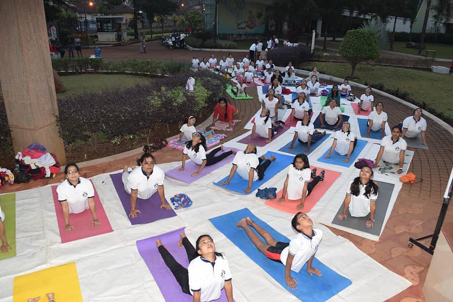 ಬೆಳಗಾವಿಯ ಕೆಎಲ್ಇ ಉನ್ನತ ಶಿಕ್ಷಣ ಮತ್ತು ಸಂಶೋಧನಾ ಅಕಾಡೆಮಿಯ ಬಿ.ಎಂ. ಕಂಕಣವಾಡಿ ಆಯುರ್ವೇದ ಕಾಲೇಜು ಮತ್ತು ಆಸ್ಪತ್ರೆ ಆವರಣದಲ್ಲಿ ರಥಸಪ್ತಮಿ ಅಂಗವಾಗಿ ಸೂರ್ಯನಮಸ್ಕಾರ ಕಾರ್ಯಕ್ರಮ ನಡೆಯಿತು