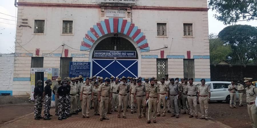 ಬೆಳಗಾವಿಯ ಹಿಂಡಲಗಾ ಕಾರಾಗೃಹದಲ್ಲಿ ಪೊಲೀಸರು ಪರಿಶೀಲನೆ ನಡೆಸಿ ಹೊರ ಬಂದ ಕ್ಷಣ