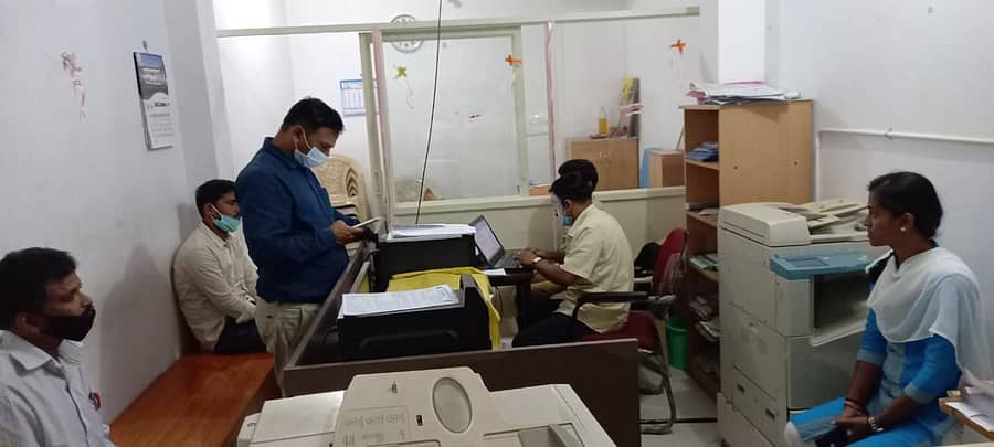 ಮಾಗಡಿ ಉಪ ನೋಂದಣಾಧಿಕಾರಿ ಕಚೇರಿಯಲ್ಲಿ ಎಸಿಬಿ ಅಧಿಕಾರಿಗಳು ಪರಿಶೀಲನೆ ನಡೆಸಿದರು