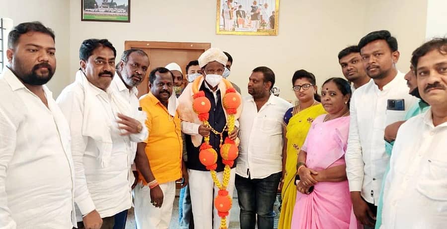 ಕೋಲಾರ ನಗರಸಭೆ ಅಧ್ಯಕ್ಷೆ ಆರ್‌.ಶ್ವೇತಾ ಮತ್ತು ಸದಸ್ಯರ ನಿಯೋಗವು ಬೆಂಗಳೂರಿನಲ್ಲಿ ಶುಕ್ರವಾರ ಪೌರಾಡಳಿತ ಸಚಿವ ಎಂ.ಟಿ.ಬಿ.ನಾಗರಾಜ್ ಅವರನ್ನು ಸನ್ಮಾನಿಸಿ ರಸ್ತೆಗಳ ಅಭಿವೃದ್ಧಿಗೆ ವಿಶೇಷ ಅನುದಾನ ಕೋರಿತು.