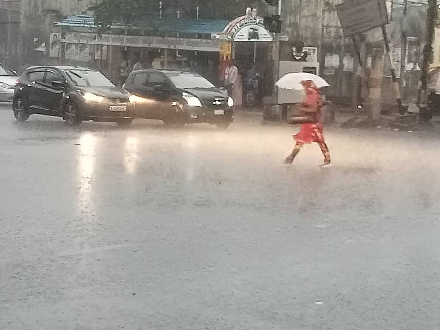 ಚಿಕ್ಕಬಳ್ಳಾಪುರ: ಗಾಳಿ ಸಹಿತ ಜೋರು ಮಳೆ, ವಾಹನ ಸವಾರರ ಪರದಾಟ