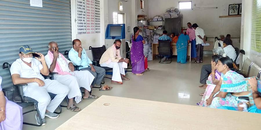 ಮಳವಳ್ಳಿ ಪಟ್ಟಣದ ಉಪನೋಂದಣಾಧಿಕಾರಿ ಕಚೇರಿಯಲ್ಲಿ ವಿದ್ಯುತ್ ಇಲ್ಲದ ಜನರು ತಮ್ಮ ಕೆಲಸಗಳಾಗಿ ಕಾದು ಕುಳಿತಿರುವುದು