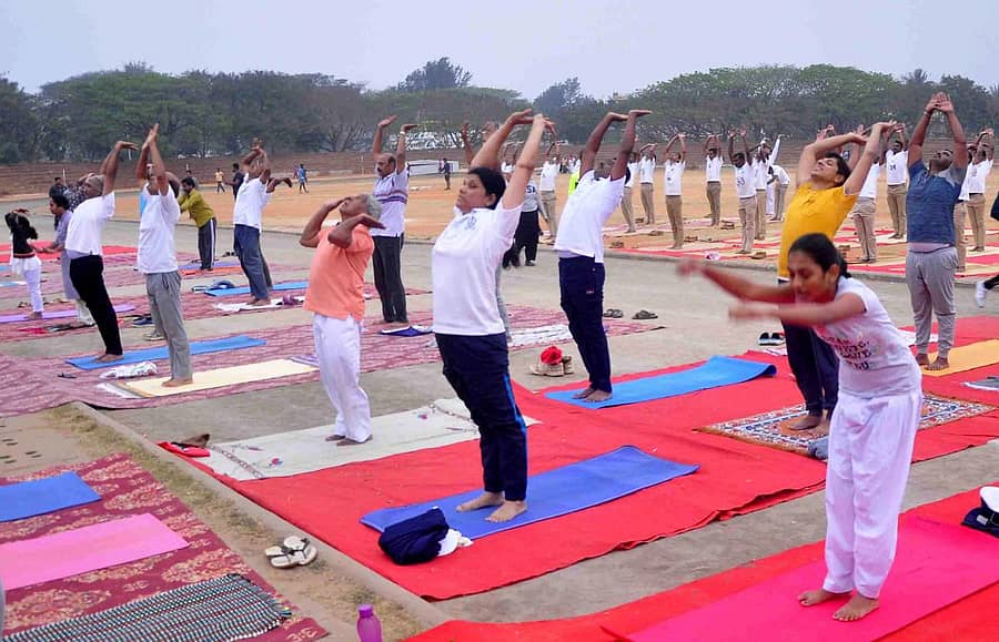 ಹಾಸನ ಜಿಲ್ಲಾ ಕ್ರೀಡಾಂಗಣದಲ್ಲಿ ರಥಸಪ್ತಮಿ ಅಂಗವಾಗಿ ನಡೆದ ಸಾಮೂಹಿಕ ಸೂರ್ಯ ನಮಸ್ಕಾರ ಕಾರ್ಯಕ್ರಮದಲ್ಲಿ ಎಎಸ್‌‍ಪಿ ಬಿ.ಎನ್‌. ನಂದಿನಿ ಭಾಗವಹಿಸಿದ್ದರು (ಎಡ ಚಿತ್ರ). ಹೊಳೆನರಸೀಪುರದಲ್ಲಿ ಯೋಗಪಟುಗಳು ಸೂರ್ಯ ನಮಸ್ಕಾರ ಮಾಡಿದರು