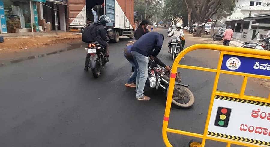 ಶಿವಮೊಗ್ಗ ನಗರದ ನಂಜಪ್ಪ ಆಸ್ಪತ್ರೆ ಎದುರು ಶುಕ್ರವಾರ ಮರದಿಂದ ಜೆಲ್ ರೂಪದ ದ್ರವ ರಸ್ತೆ ಮೇಲೆ ಬಿದ್ದ ಕಾರಣ ಬೈಕ್ ಸವಾರರು ಸ್ಕಿಡ್ ಆಗಿ ಬಿದ್ದರು