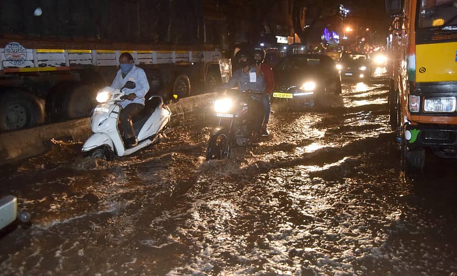 ಯಶವಂತರದ ರಸ್ತೆಯಲ್ಲಿ ಜಲಾವೃತಗೊಂಡಿದ್ದರಿಂದ ವಾಹನ ಸವಾರರು ಪರದಾಡುವಂತಾಯಿತು –ಪ್ರಜಾವಾಣಿ ಚಿತ್ರಗಳು
