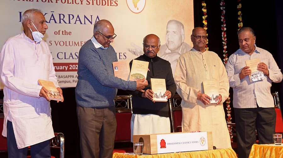 ರಾಷ್ಟ್ರೀಯ ಸ್ವಯಂಸೇವಕ ಸಂಘದ ಸರಕಾರ್ಯವಾಹ ಸುರೇಶ್ ಸೋನಿ (ಮಧ್ಯ) ಪುಸ್ತಕಗಳನ್ನು ಬಿಡುಗಡೆಗೊಳಿಸಿದರು. ಗ್ಲೋಬಲ್ ಎಡ್ಜ್ ಸಾಫ್ಟ್ವೇರ್ ಸ್ಥಾಪಕ ಎಂ.ಪಿ.ಕುಮಾರ್, ಧರಂಪಾಲ್ ಕ್ಲಾಸಿಕ್ ಸೀರಿಸ್ನ ಸಂಪಾದಕ ಡಾ.ಜೆ.ಕೆ. ಬಜಾಜ್, ಲೇಖಕ ಎಸ್.ಆರ್.ರಾಮಸ್ವಾಮಿ ಮತ್ತು ಡಾ.ಎಂ.ಡಿ. ಶ್ರೀನಿವಾಸ್ ಇದ್ದರು -- –ಪ್ರಜಾವಾಣಿ ಚಿತ್ರ