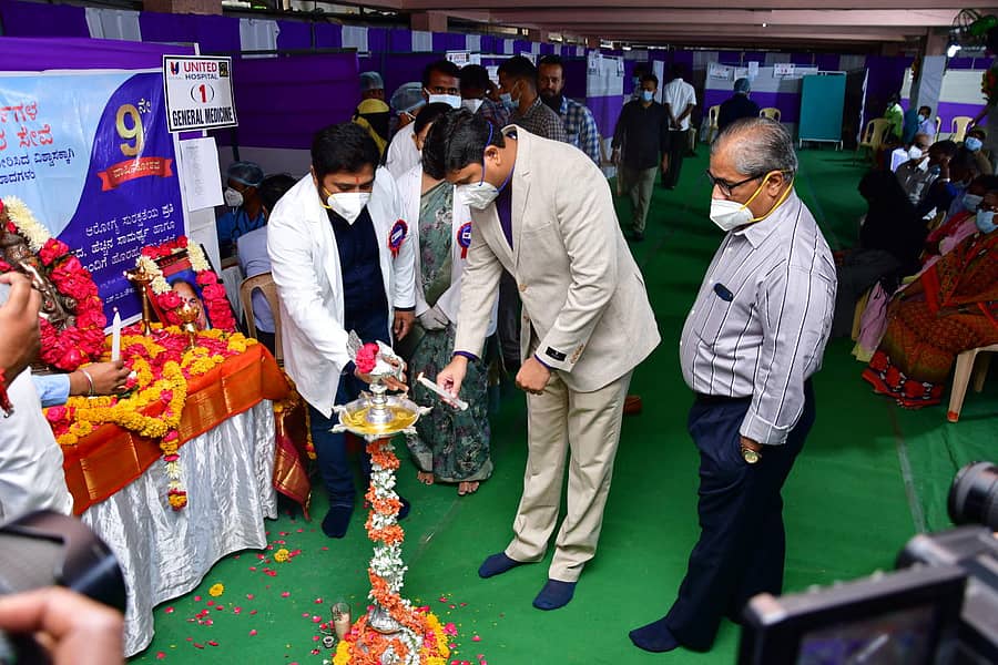 ಕಲಬುರ್ಗಿಯ ಯುನೈಟೆಡ್‌ ಆಸ್ಪತ್ರೆಯ 9ನೇ ವಾರ್ಷಿಕೋತ್ಸವ ಸಮಾರಂಭದಲ್ಲಿ ರಾಹುಲ್‌ ಪಾಂಡ್ವೆ ಹಾಗೂ ಡಾ.ವಿಕ್ರಮ್‌ ಸಿದ್ದಾರೆಡ್ಡಿ ಅವರು ದೀಪ ಬೆಳಗಿಸಿದರು