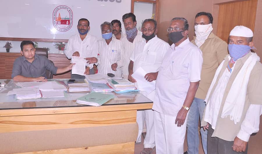 ಆಟೊ ಚಾಲಕರ ಸಂಘದ ಸದಸ್ಯರು ಆಯುಕ್ತ ಸ್ನೇಹಲ್ ಸುಧಾಕರ ಲೋಖಂಡೆ ಅವರಿಗೆ ಮನವಿ ಸಲ್ಲಿಸಿದರು