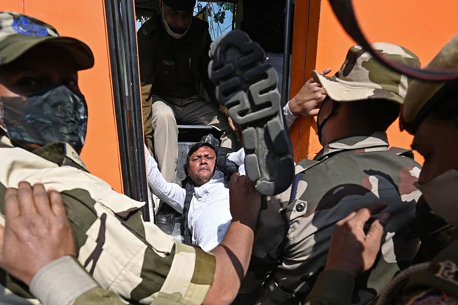 ದೆಹಲಿಯಲ್ಲಿ ಶನಿವಾರ ಇಂಧನ ಬೆಲೆ ಏರಿಕೆ ಖಂಡಿಸಿ ಪ್ರತಿಭಟಿಸುತ್ತಿದ್ದ ಭಾರತೀಯ ಯುವ ಕಾಂಗ್ರೆಸ್ ಕಾರ್ಯಕರ್ತರನ್ನು ಪೊಲೀಸರು ಬಂಧಿಸಿ, ಕರೆದೊಯ್ಯುತ್ತಿರುವ ದೃಶ್ಯ– ಎಎಫ್ಪಿ ಚಿತ್ರ