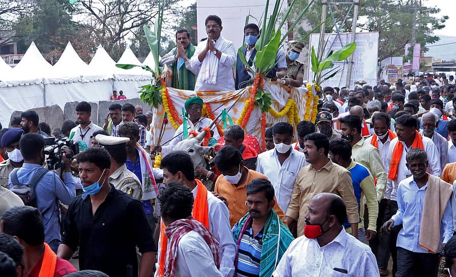 ಗ್ರಾಮ ವಾಸ್ತವ್ಯಕ್ಕಾಗಿ ಜಿ. ಹೊಸಹಳ್ಳಿ ಗ್ರಾಮಕ್ಕೆ ಶನಿವಾರ ಬಂದ ಕಂದಾಯ ಸಚಿವ ಆರ್‌. ಅಶೋಕ ಅವರನ್ನು ಎತ್ತಿನ ಗಾಡಿಯಲ್ಲಿ ಮೆರವಣಿಗೆಯಲ್ಲಿ ಕರೆತರಲಾಯಿತು. ಶಾಸಕ ಟಿ. ವೆಂಕಟರಮಣಯ್ಯ ಇದ್ದರು