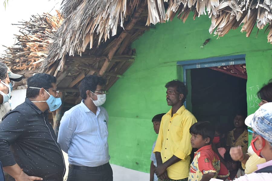 ತಿಮ್ಮಲಾಪುರದ ಗಾಳೆಪ್ಪ ಸಮಸ್ಯೆ ಆಲಿಸಿದ ಜಿಲ್ಲಾಧಿಕಾರಿ ಪವನಕುಮಾರ್ ಮಾಲಪಾಟಿ