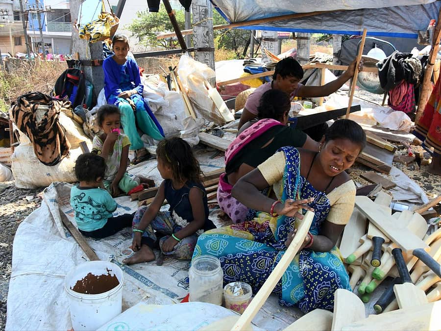 ಉತ್ತರ ಭಾರತದಿಂದ ಬೆಳಗಾವಿಗೆ ವಲಸೆ ಬಂದಿರುವ ಕಾರ್ಮಿಕರು ವಾಸಿಸುವ ತಾತ್ಕಾಲಿಕ ಟೆಂಟ್ನಲ್ಲೇ ಜೀವನೋಪಾಯಕ್ಕಾಗಿ ಬ್ಯಾಟ್ ತಯಾರಿಸುತ್ತಿರುವುದು ಪ್ರಜಾವಾಣಿ ಚಿತ್ರ: ಏಕನಾಥ ಅಗಸಿಮನಿ
