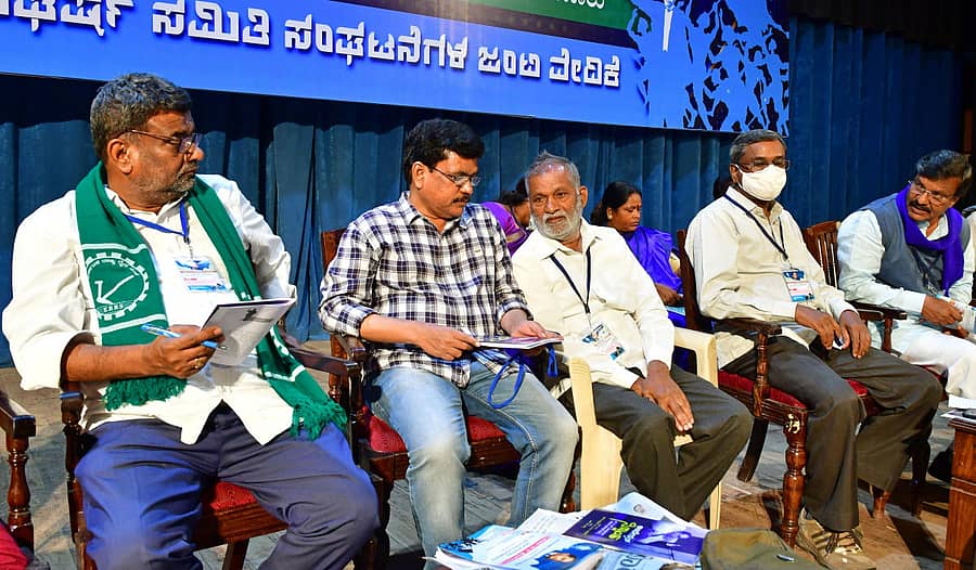 ಕಾರ್ಯಾಗಾರದಲ್ಲಿ ದುರ್ಗಂ ಸುಬ್ಬಾರಾವ್ ಹಾಗೂ ಎನ್.ವೆಂಕಟೇಶ್ ಮಾತುಕತೆಯಲ್ಲಿ ತೊಡಗಿದ್ದರು. ಬಡಗಲಪುರ ನಾಗೇಂದ್ರ, ಇಂದೂಧರ ಹೊನ್ನಾಪುರ ಹಾಗೂ ಮಾವಳ್ಳಿ ಶಂಕರ್ ಇದ್ದಾರೆ –ಪ್ರಜಾವಾಣಿ ಚಿತ್ರ