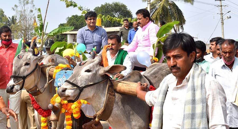 ಹನಿಯೂರು ಗ್ರಾಮದಲ್ಲಿ ಜಿಲ್ಲಾಧಿಕಾರಿ ಜೆ. ಮಂಜುನಾಥ್ ಅವರನ್ನು ಎತ್ತಿನ ಬಂಡಿಯಲ್ಲಿ ಮೆರವಣಿಗೆ ಮಾಡಲಾಯಿತು. ಯಲಹಂಕ ಶಾಸಕ ಎಸ್.ಆರ್.ವಿಶ್ವನಾಥ್, ಬೆಂಗಳೂರು ನಗರ ಜಿಲ್ಲಾ ಪಂಚಾಯಿತಿ ಅಧ್ಯಕ್ಷ ಮರಿಸ್ವಾಮಿ ಮತ್ತು ಜಿಲ್ಲಾ ಪಂಚಾಯಿತಿ ಸದಸ್ಯ ಚೊಕ್ಕನಹಳ್ಳಿ ವೆಂಕಟೇಶ್ ಇದ್ದರು