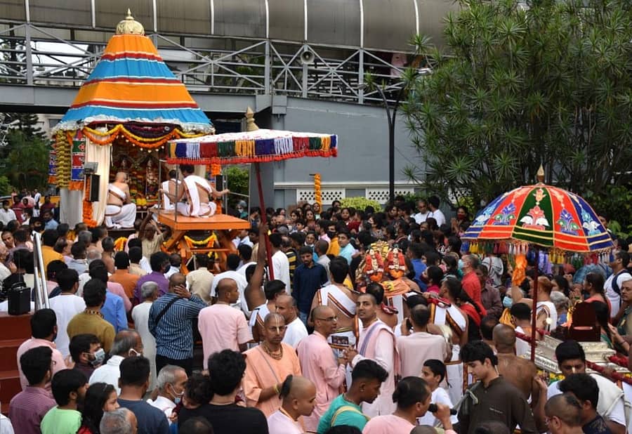ಇಸ್ಕಾನ್ ದೇವಸ್ಥಾನದ ಆವರಣದಲ್ಲಿ ಕೃಷ್ಣ–ಬಲರಾಮನ ರಥಯಾತ್ರೆ ಶನಿವಾರ ನಡೆಯಿತು