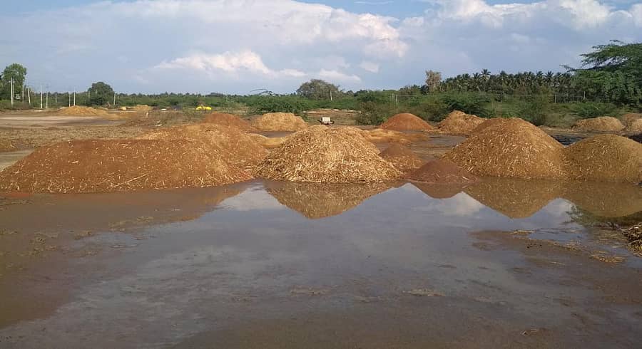 ಬೀರೂರು ಸಮೀಪದ ಗಾಳಿಹಳ್ಳಿಯಲ್ಲಿ ಭಾನುವಾರ ಸುರಿದ ಮಳೆಗೆ ಕಣದಲ್ಲಿ ಸಂಸ್ಕರಿಸುತ್ತಿದ್ದ ರಾಗಿಧಾನ್ಯ ಜಲಾವೃತಗೊಂಡಿರುವುದು.