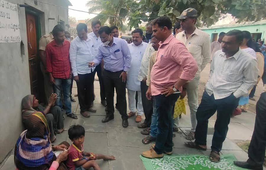 ತಿಕೋಟಾ ತಾಲ್ಲೂಕಿನ ಹುಬನೂರ ಗ್ರಾಮದಲ್ಲಿ ತಹಶೀಲ್ದಾರ್ ಸಂತೋಷ ಮ್ಯಾಗೇರಿ ಹಾಗೂ ಅಧಿಕಾರಿಗಳ ತಂಡ ಗ್ರಾಮ ವಾಸ್ತವ್ಯ ಹೂಡಿ, ಮನೆ ಮನೆ ತೆರಳಿ ಜನರ ಕುಂದು ಕೊರತೆ ಆಲಿಸಿತು