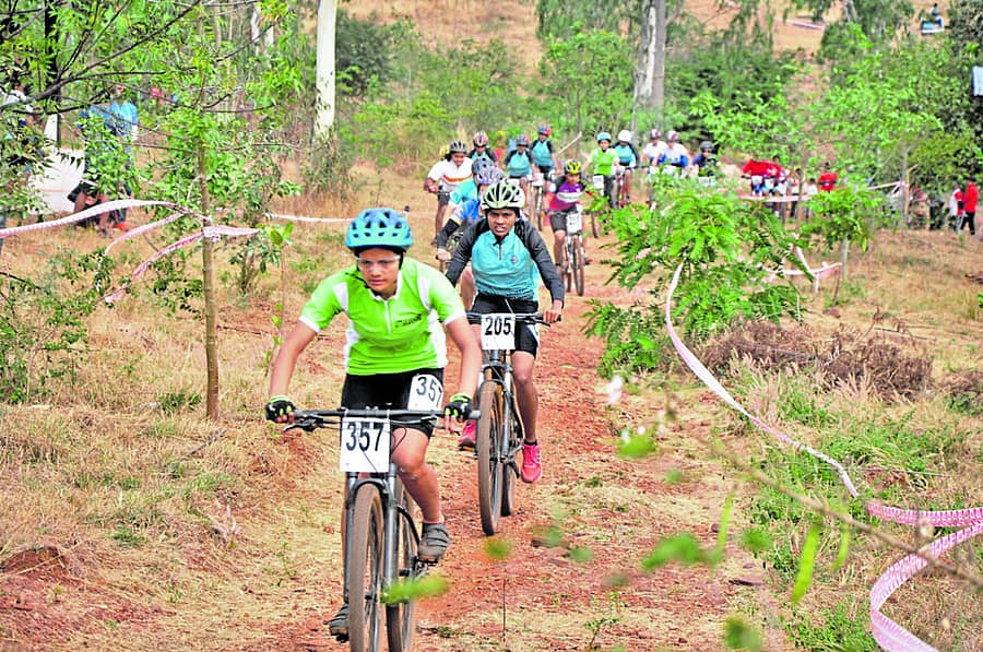 ಭಾನುವಾರ ನಡೆದ ಸೈಕ್ಲಿಂಗ್ ಸ್ಪರ್ಧೆಯಲ್ಲಿ ಉತ್ಸಾಹದಿಂದ ಸೈಕಲ್ ತುಳಿದ ಮಹಿಳಾ ಸೈಕ್ಲಿಸ್ಟ್ಗಳು