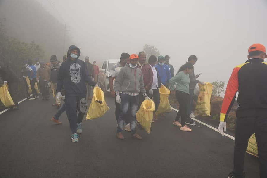 ಗಿರಿಶ್ರೇಣಿಯಲ್ಲಿ ಸ್ವಯಂ ಸೇವಕರು ಸ್ವಚ್ಛತಾ ಕಾರ್ಯದಲ್ಲಿ ತೊಡಗಿರುವುದು.