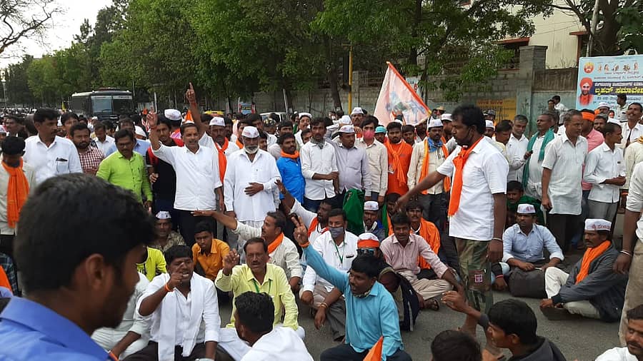 ಬೆಂಗಳೂರಿನಲ್ಲಿ ರಸ್ತೆ ತಡೆದು ಪ್ರತಿಭಟಿಸುತ್ತಿರುವ ಪಂಚಮಸಾಲಿ ಜನರು