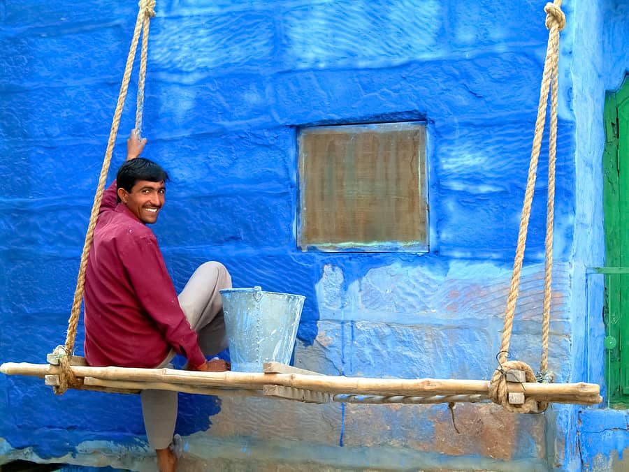 ಮನೆಯ ಗೋಡೆಗೆ ಪೇಂಟ್ ಹೊಡೆಯುತ್ತಿರುವ ಕಾರ್ಮಿಕ