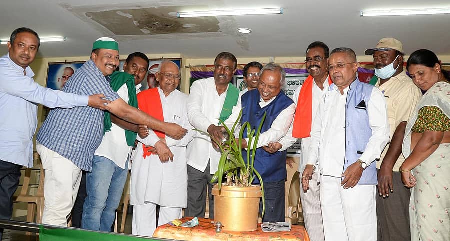 ದಾವಣಗೆರೆಯ ವಾಲ್ಮೀಕಿ ನಾಯಕ ಹಾಸ್ಟೆಲ್ನಲ್ಲಿ ಅಖಿಲ ಭಾರತ ರೈತ ಸಂಘರ್ಷ ಸಮನ್ವಯ ಸಮಿತಿ ಆಯೋಜಿಸಿದ್ದ ಕೃಷಿ ಮಸೂದೆಗಳ ಕುರಿತ ಸಂವಾದ ಕಾರ್ಯಕ್ರಮವನ್ನು ನಿವೃತ್ತ ನ್ಯಾಯಾಧೀಶರಾದ ನಾಗಮೋಹನದಾಸ್ ಅವರು ಸಸಿಗೆ ನೀರುಣಿಸುವ ಮೂಲಕ ಉದ್ಘಾಟಿಸಿದರು