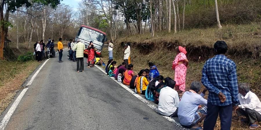ಯಳಂದೂರು ತಾಲ್ಲೂಕಿನ ಬಿಳಿಗಿರಿರಂಗನಬೆಟ್ಟದ ರಸ್ತೆಯಲ್ಲಿ ಭಾನುವಾರ ಬಸ್ ರಸ್ತೆ ಬದಿಗೆ ವಾಲಿದೆ