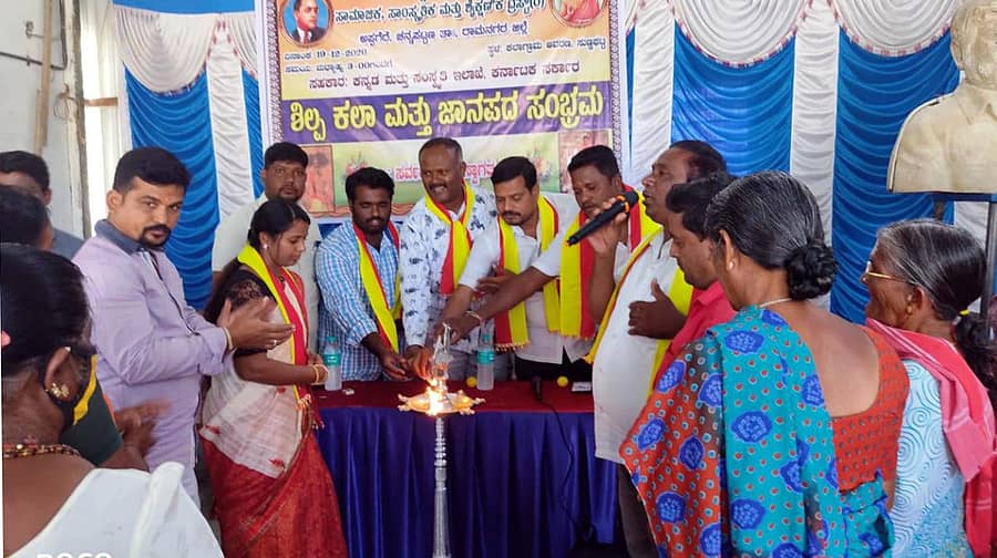 ಚನ್ನಪಟ್ಟಣ ತಾಲ್ಲೂಕಿನ ಸುಣ್ಣಘಟ್ಟ ಗ್ರಾಮದಲ್ಲಿ ನಡೆದ ಶಿಲ್ಪಕಲಾ ಮತ್ತು ಜಾನಪದ ಸಂಭ್ರಮ ಕಾರ್ಯಕ್ರಮವನ್ನು ನೃತ್ಯ ಕಲಾವಿದೆ ವಿನಂತಿ ಹರೀಶ್ ಉದ್ಘಾಟಿಸಿದರು