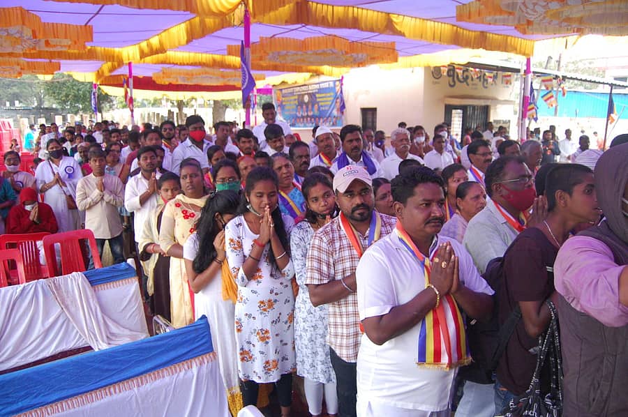 ಉತ್ತರ ಕರ್ನಾಟಕ ವಿಭಾಗ ಮಟ್ಟದ ಧಮ್ಮ ದೀಕ್ಷಾ ಸಮಾರಂಭದಲ್ಲಿ ಭಾನುವಾರ ನಡೆದ ದೀಕ್ಷೆ ಸ್ವೀಕರಿಸಿದ ಜನರು – ಪ್ರಜಾವಾಣಿ ಚಿತ್ರ