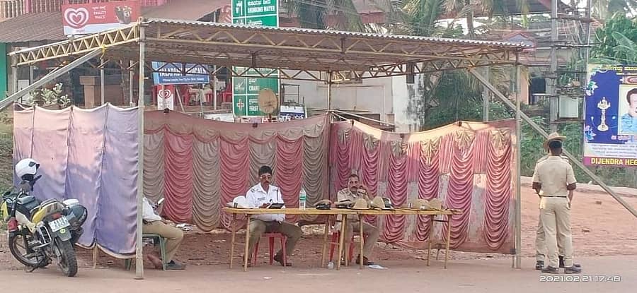 ತಲಪಾಡಿ ಗಡಿಯಲ್ಲಿ ಚೆಕ್‌ಪೋಸ್ಟ್‌ಗೆ ಸಿದ್ಧತೆ ಮಾಡಿಕೊಂಡಿರುವುದು