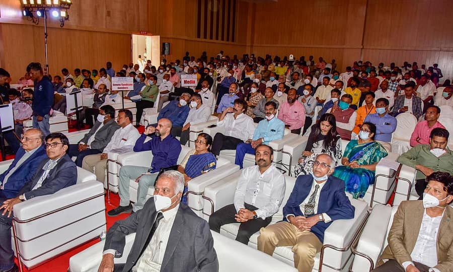 ಕಲಬುರ್ಗಿ ಸಮೀಪದ ಕುಸನೂರು ವ್ಯಾಪ್ತಿಯಲ್ಲಿ ನಿರ್ಮಿಸಿದ ರಾಜೀವ್ ಗಾಂಧಿ ಅರೋಗ್ಯ ವಿಜ್ಞಾನಗಳ ವಿಶ್ವವಿದ್ಯಾಲಯದ ಪ್ರಾದೇಶಿಕ ಕೇಂದ್ರದ ಉದ್ಘಾಟನಾ ಸಮಾರಂಭದಲ್ಲಿ ಸಿನೆಟ್ ಹಾಗೂ ಸಿಂಡಿಕೇಟ್ ಸದಸ್ಯರು, ವೈದ್ಯರು, ವೈದ್ಯಕೀಯ ವಿದ್ಯಾರ್ಥಿಗಳು ಪಾಲ್ಗೊಂಡರು